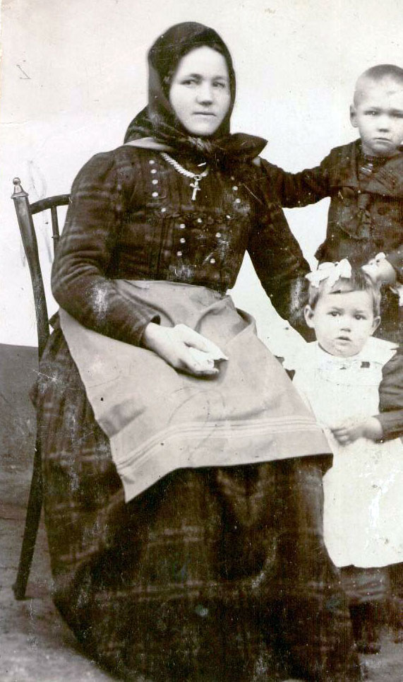 Elisabeth Potje (nee Bering) with her children Lina and Hans Potje<br>Click to enlarge